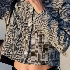 Chic Vintage Houndstooth Print O-Neck Short Coat for Women – Stylish Office Jacket with Buttons and Long Sleeves, Perfect for All Seasons